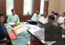 रजिस्ट्रीकरण अधिकारी व बीएलओ ने डीएम से भरवाया एस आरआई का प्रपत्र।जनपद में आज शुरू गणना प्रपत्रों का वितरण,घर-घर जायेंगे बीएलओ