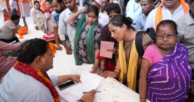 समस्याएं लेकर आए लोग,समाधान लेकर चेहरे पर मुस्कान के साथ लौटे।ट्रांजिट कैंप में महापौर जनता दरबार में सैकड़ों लोगों को मिली राहत।अंतिम व्यक्ति तक पहुंचेगा योजनाओं का लाभः विकास शर्मा।पीएम स्वनिधि योजना का जिला स्तरीय कैंप भी लगाया