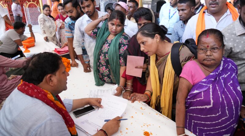 समस्याएं लेकर आए लोग,समाधान लेकर चेहरे पर मुस्कान के साथ लौटे।ट्रांजिट कैंप में महापौर जनता दरबार में सैकड़ों लोगों को मिली राहत।अंतिम व्यक्ति तक पहुंचेगा योजनाओं का लाभः विकास शर्मा।पीएम स्वनिधि योजना का जिला स्तरीय कैंप भी लगाया