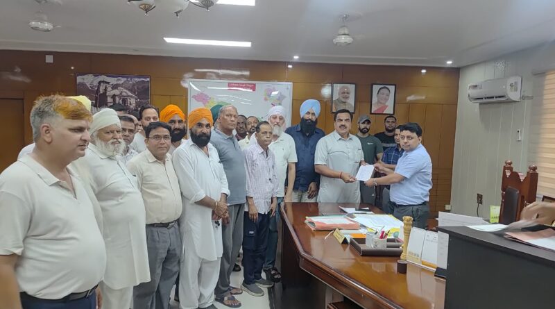 बराड नगर के लोगों के साथ डीएम से मिले ठुकराल।रजिस्ट्री, नए विद्युत एवं जल संयोजन के समस्या का समाधान करने की मांग 