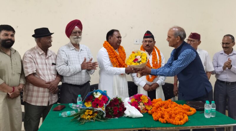मेट्रोपोलिस सोसायटी में दर्जा मंत्री रामपाल व कैप्टन गंभीर का पूर्व सैनिक लीग ने किया भव्य स्वागत