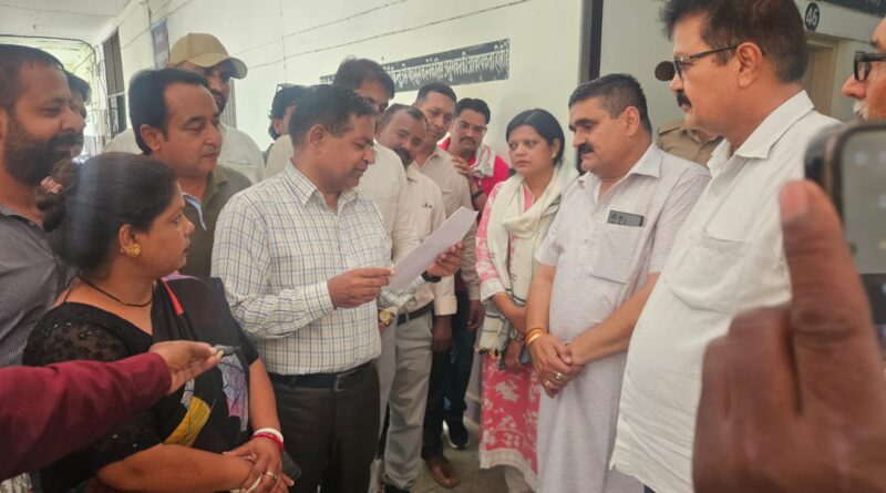 नैनीताल हाईवे पर बंद कट खुलवाने की मांग को लेकर कलेक्ट्रेट पहुंचे कांग्रेसी।कलेक्ट्रेट प्रभारी रिचा सिंह को सौंपा ज्ञापन 