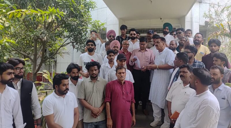 रुद्रपुर में महिला की मौत के बाद नैनीताल हाई-वे पर फुट ओवर ब्रिज निर्माण की मांग।पूर्व विधायक ने डीएम कार्यालय पहुंचकर सौंपा ज्ञापन 