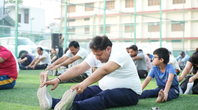 स्वस्थ रुद्रपुर के संकल्प के साथ मनाया योग दिवस। नगर निगम और आशीर्वाद जिम के संयुक्त तत्वावधान में हुआ विशेष योग सत्र।महापौर ने विपिन अग्रवाल और रीना को बनाया नगर निगम का ब्रांड एंबेसडर।