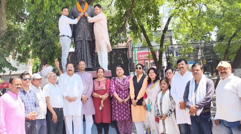 बलिदान दिवस पर डॉ. श्यामा प्रसाद मुखर्जी को किया नमन।गांधी पार्क और जिला कार्यालय में आयोजित श्रद्धांजलि कार्यक्रम में जुटे कार्यकर्ता