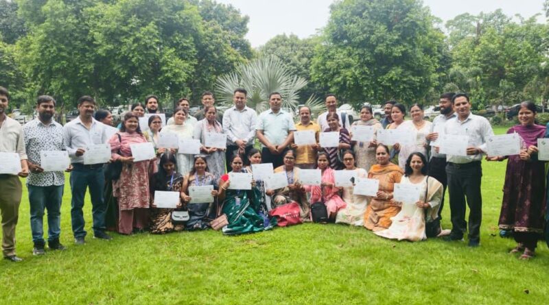 समय पर निर्धारित लक्ष्य पूरा करने पर तहसीलदार और एसडीएम ने बीएलओ टीम को किया सम्मानित।