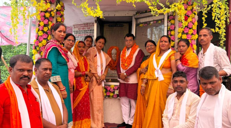 संत शिरोमणि कबीर दास की जयंती पर विधायक शिव अरोरा ने रमपुरा में उनकी प्रतिमा पर किया माल्यार्पण