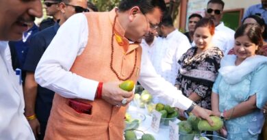 हरिद्वार में आम महोत्सव में पहुंचे मुख्यमंत्री पुष्कर सिंह धामी।विभिन्न प्रजातियों के आमों की प्रदर्शनी का अवलोकन कर किसानों तथा बागवानी से जुड़े लोगों से किया संवाद