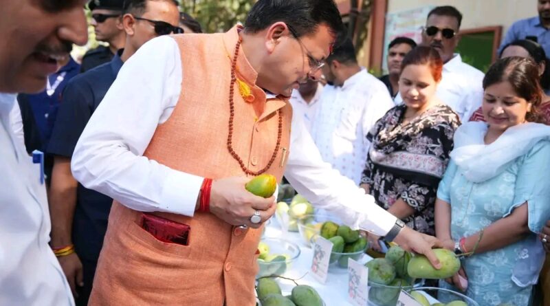 हरिद्वार में आम महोत्सव में पहुंचे मुख्यमंत्री पुष्कर सिंह धामी।विभिन्न प्रजातियों के आमों की प्रदर्शनी का अवलोकन कर किसानों तथा बागवानी से जुड़े लोगों से किया संवाद
