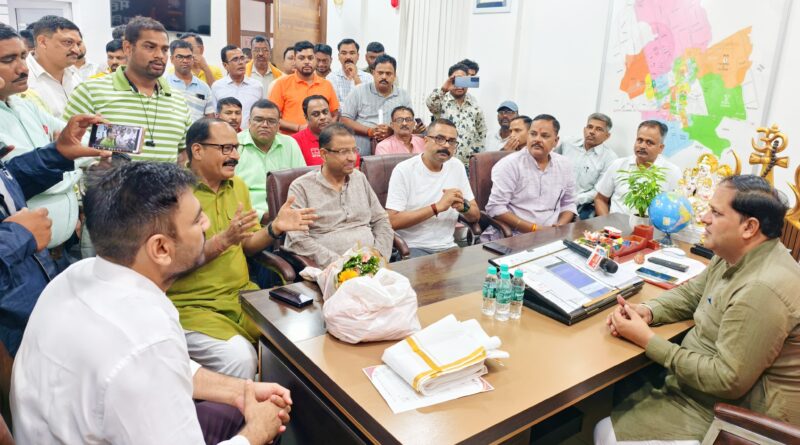 पूर्वांचल समाज को महापौर का बड़ा तोहफा, रुद्रपुर में बनेगा ‘पूर्वांचल भवन’।सिर्फ भूमि नहीं, नगर निगम बनाकर देगा कम्युनिटी हॉलः विकास शर्मा।बड़ी घोषणा पर पूर्वांचल समाज ने महापौर को किया सम्मानित