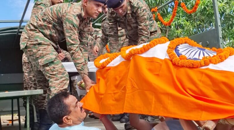 छुट्टी पर घर आए सेना के जवान की हार्ट अटैक से मौत।परिजनों में मचा कोहराम,भारतीय सेना की फील्ड रेजीमेंट लेह लद्दाख में था तैनात।पूर्व विधायक ठुकराल श्रद्धांजलि की अर्पित