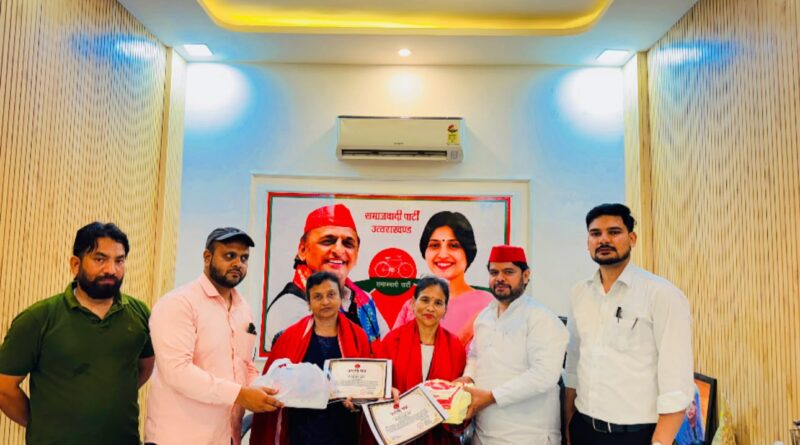 ईमानदारी और लगन से एसआईआर करने वाले बीएलओ और अध्यापक को समाजवादी पार्टी ने किया सम्मानित।राष्ट्रीय महासचिव अरविंद यादव ने बाजपुर कार्यालय में बीएलओ और शिक्षकों को अंग वस्त्र व मिठाई देकर सराहा