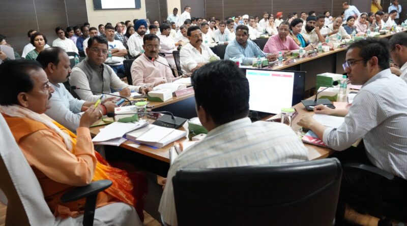 दिशा की बैठक में ऊर्जा निगम की लापरवाही पर विफरे सांसद अजय भट्ट।केंद्र से मिले 150 करोड़ का हिसाब न मिलने पर जताई गोल मोल की आशंका।डीएम को दिए जांच के आदेश 