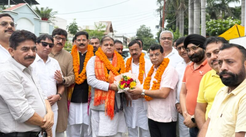 विधायक शिव अरोरा ने अपने आवास पहुँचने पर प्रदेश अध्यक्ष महेंद्र भट्ट व सांसद अजय भट्ट का कार्यकर्ताओ व परिवार सहित किया जोरदार स्वागत