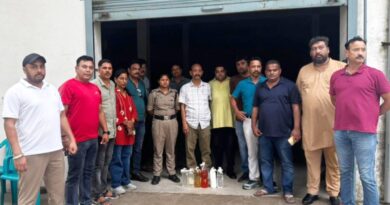 देवरिया(किच्छा) के गोदाम में आबकारी विभाग व एसटीएफ की संयुक्त छापेमारी।बड़े पैमाने में मिले संदिग्ध कैमिकल से भरे ड्रम,गोदाम सील 
