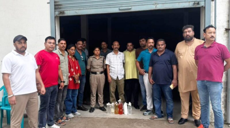 देवरिया(किच्छा) के गोदाम में आबकारी विभाग व एसटीएफ की संयुक्त छापेमारी।बड़े पैमाने में मिले संदिग्ध कैमिकल से भरे ड्रम,गोदाम सील 