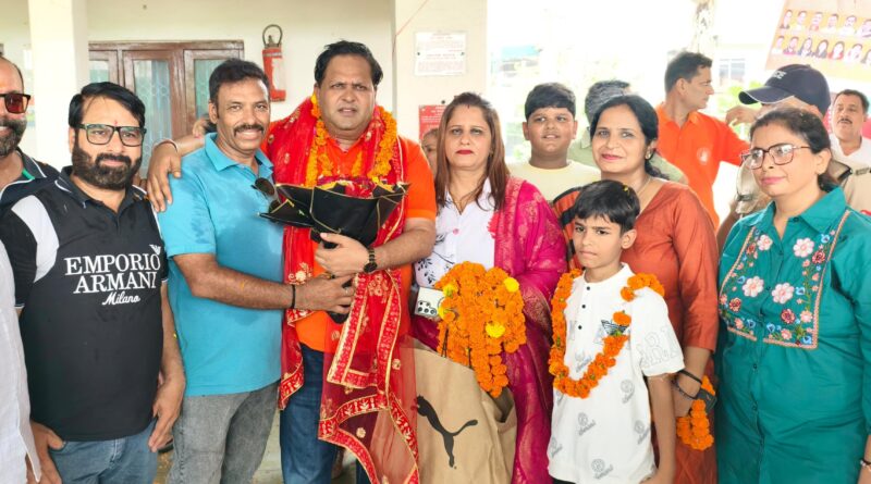 बाबा बर्फानी के दर्शन कर लौटे महापौर विकास शर्मा का जोरदार स्वागत।रेलवे स्टेशन पर पुष्पवर्षा, गाजे बाजे और जयघोषों से हुआ अभिनंदन।