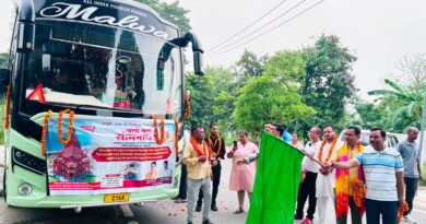 अपर जिलाधिकारी पंकज उपाध्याय ने श्रद्धालुओं को हरी झंडी दिखाकर सोमनाथ स्वाभिमान यात्रा के लिए किया रवाना