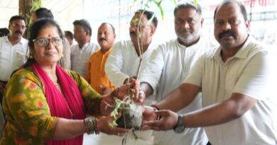 खटीमा में वृक्षारोपण एवं पौध वितरण कार्यक्रम वन विभाग के ऑक्सीजन पार्क में सेवा संकल्प धारणी फाउंडेशन द्वारा किया गया आयोजन।