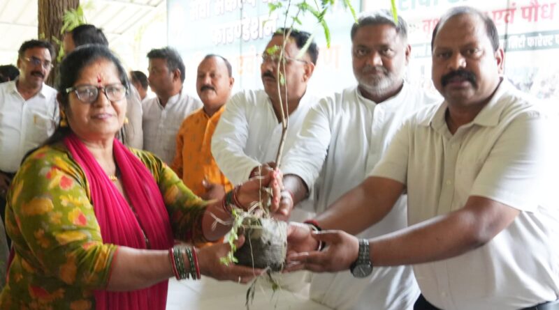 खटीमा में वृक्षारोपण एवं पौध वितरण कार्यक्रम वन विभाग के ऑक्सीजन पार्क में सेवा संकल्प धारणी फाउंडेशन द्वारा किया गया आयोजन।