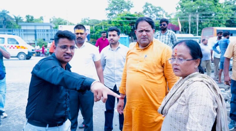 मुख्य बाजार में जलभराव से निपटने को महापौर ने किया स्थलीय निरीक्षण।16.50 करोड़ की नाला परियोजना जल्द होगी धरातल पर।