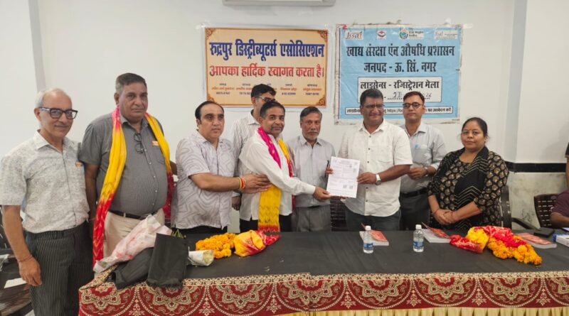 रुद्रपुर व्यापार मंडल व डिस्ट्रीब्यूटर एसोसिएशन के तत्वावधान में लगा फूड लाइसेंस कैंप, 50 से अधिक व्यापारियों को मौके पर मिला लाइसेंस।डिप्टी कमिश्नर, खाद्य संरक्षण एवं औषधि प्रशासन कुमाऊँ मंडल डॉ. आर. एस. कठायत ने व्यापारियों से कहा कि खाद्य सामग्री में किसी भी तरह कोताही न बरते।