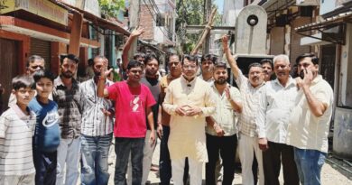 महज एक सप्ताह मे बनकर तैयार हुई बहुचर्चित रमपुरा कटोरी मंदिर रोड, विधायक शिव अरोरा ने अपनी मौजूदगी मे डलवाया सीसी सड़क का फाइनल कोट