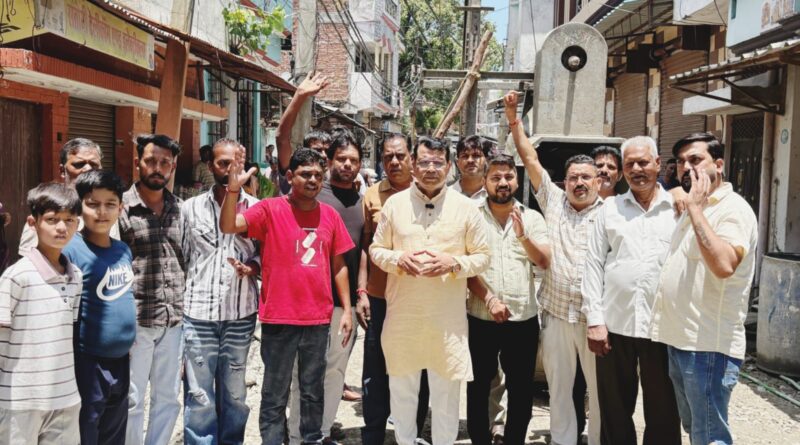 महज एक सप्ताह मे बनकर तैयार हुई बहुचर्चित रमपुरा कटोरी मंदिर रोड, विधायक शिव अरोरा ने अपनी मौजूदगी मे डलवाया सीसी सड़क का फाइनल कोट