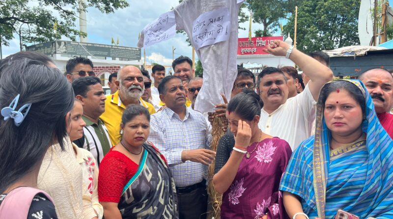 छात्रों पर लाठीचार्ज के विरोध में कांग्रेसियों नै केंद्र सरकार की शव यात्रा निकालकर फूंका पुतला,शिक्षा मंत्री के इस्तीफे की मांग।
