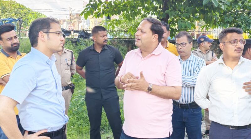 रुद्रपुर के युवाओं को जल्द मिलेगी हाईटेक डिजिटल लाइब्रेरी की सौगात।पुरानी तहसील भवन में बनेगी अत्याधुनिक सुविधायुक्त लाइब्रेरी।महापौर और सीडीओ ने किया प्रस्तावित स्थल का निरीक्षण।प्रतियोगी परीक्षाओं की तैयारी के लिए होगा बुक बैंक।कंप्यूटर, इंटरनेट और प्रशिक्षण केंद्र भी होगा स्थापित