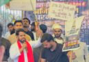 तानाशाही सरकार देश के बच्चों को शिक्षा से वंचित करना चाहती है: अरविंद यादव।मुलायम सिंह यूथ ब्रिगेड के राष्ट्रीय महासचिव अरविंद यादव जौहर यूनिवर्सिटी में छात्रों के आंदोलन में पहुंचे।नक्शे के बहाने यूनिवर्सिटी को नुकसान पहुँचाने की साज़िश,नेताजी मुलायम सिंह यादव और आज़म ख़ान साहब के सपनों के शिक्षा के मंदिर को बचाने के लिए अखिलेश यादव के नेतृत्व में सड़क से सदन तक लड़ाई जारी रहेगी।”
