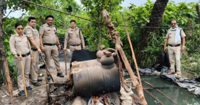 आबकारी टीम की काशीपुर क्षेत्र में छापेमारी, कच्ची शराब की आधा दर्जन भट्टियां एवं हजारों लीटर लाहन नष्ट।