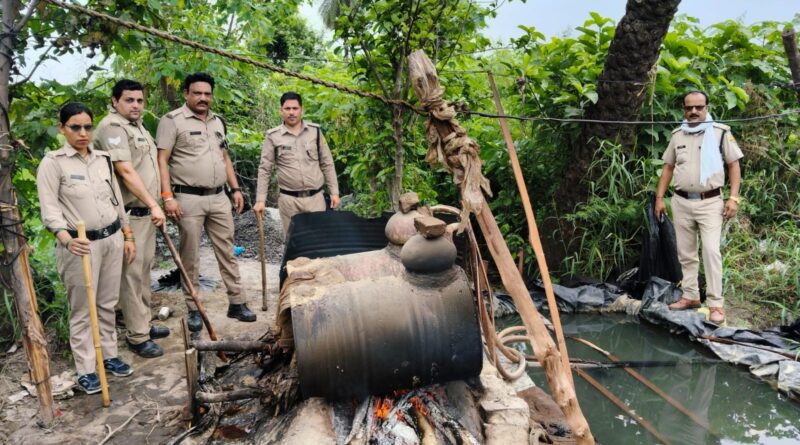 आबकारी टीम की काशीपुर क्षेत्र में छापेमारी, कच्ची शराब की आधा दर्जन भट्टियां एवं हजारों लीटर लाहन नष्ट।