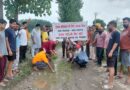 बिंदुखेड़ा–छतरपुर डाम कॉलोनी रोड की बदहाल स्थिति पर फूटा स्थानीय लोगों का गुस्सा, कीचड़ में धान रोपकर किया प्रदर्शन