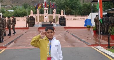 हल्द्वानी के बाल शतरंज खिलाड़ी तेजस तिवारी ने कारगिल विजय दिवस पर द्रास में वीर शहीदों को दी श्रद्धांजलि