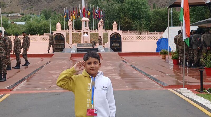 हल्द्वानी के बाल शतरंज खिलाड़ी तेजस तिवारी ने कारगिल विजय दिवस पर द्रास में वीर शहीदों को दी श्रद्धांजलि