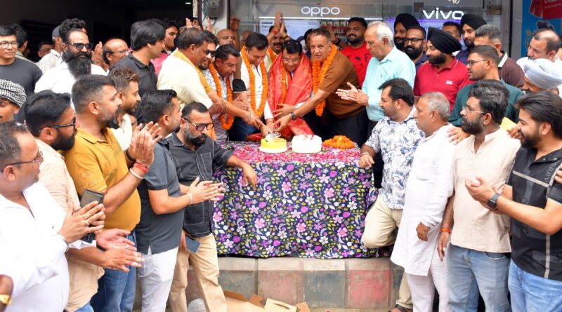 मुख्य बाजार में धूमधाम से मनाया गया विधायक शिव अरोरा का जन्मदिन।भाजपा आर्थिक प्रकोष्ठ के जिला संयोजक तनेजा के नेतृत्व में जुटे सैंकड़ो लोगो ने आतिशबाजी कर व मिष्ठान वितरण कर जतायी खुशी