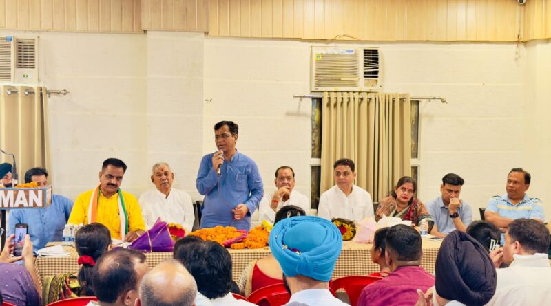 कांग्रेस का लक्ष्य संगठन को मजबूत करना, जोशी।कांग्रेस कार्यसमिति के सदस्य एवं पश्चिम बंगाल कांग्रेस के प्रभारी प्रकाश जोशी पहुंचे रुद्रपुर, हुआ जोरदार स्वागत 