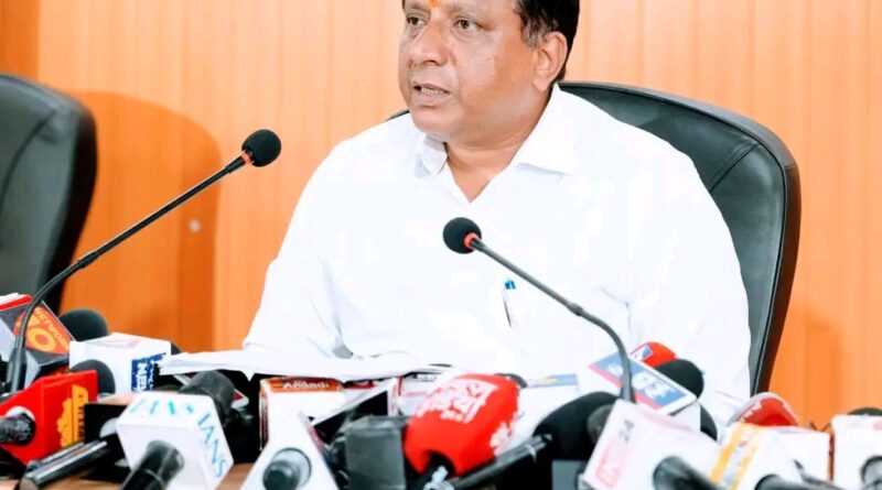 धामी की कैबिनेट बैठक में कई अहम फैसलों पर लगी मुहर,।हाईकोर्ट के लिए हल्द्वानी के लामाचौड़ क्षेत्र में 40 हेक्टेयर जमीन देने को मिली स्वीकृति।उत्तराखण्ड मजदूरी संहिता नियमावली, 2026 लागू।अब सरकारी अनुदान से गाय के साथ भैंस भी खरीद सकेंगे पशुपालक।।