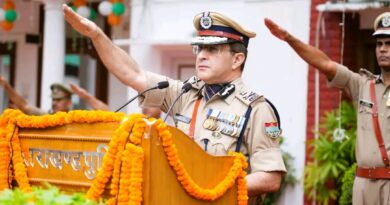 *स्वतंत्रता दिवस पर पुलिस मुख्यालय में डीजीपी दीपम सेठ किया ध्वजारोहण।* *प्रशस्ति डिस्क ’गोल्ड’ एवं प्रशस्ति डिस्क ’सिल्वर’ एवं “पुलिस महानिदेशक प्रशस्ति पत्र प्रदान कर दी सभी को बधाई।*