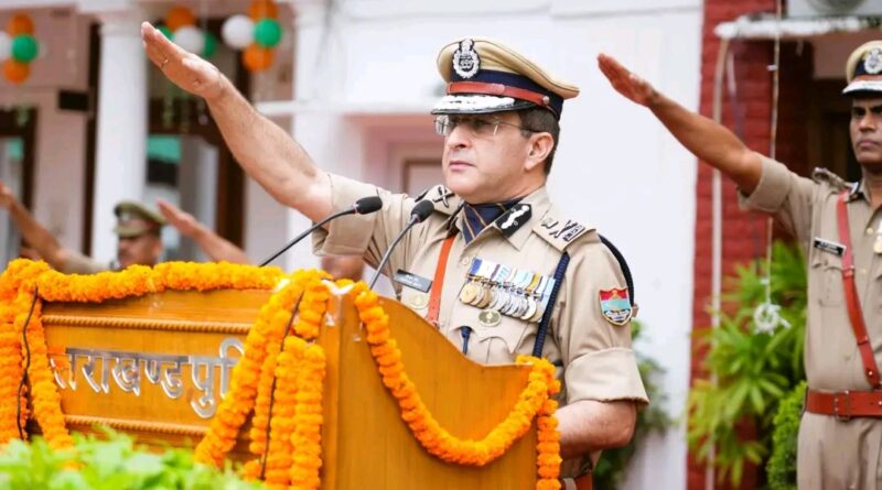 *स्वतंत्रता दिवस पर पुलिस मुख्यालय में डीजीपी दीपम सेठ किया ध्वजारोहण।* *प्रशस्ति डिस्क ’गोल्ड’ एवं प्रशस्ति डिस्क ’सिल्वर’ एवं “पुलिस महानिदेशक प्रशस्ति पत्र प्रदान कर दी सभी को बधाई।*