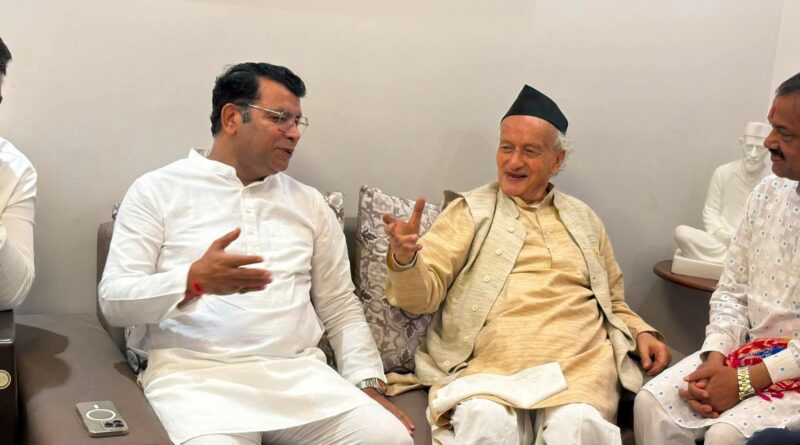 *भगत सिंह कोश्यारी का कार्यकर्त्ता को संदेश पार्टी की विचारधारा सर्वोपरि, एकजुटता व आपसी संवाद से निकलते है सकरात्मक परिणाम* *विधायक आवास पहुंचने पर शिव अरोरा ने पार्टी कार्यकर्त्ता व परिवार सहित किया पूर्व मुख्यमंत्री व पूर्व राज्यपाल कोश्यारी का जोरदार स्वागत*