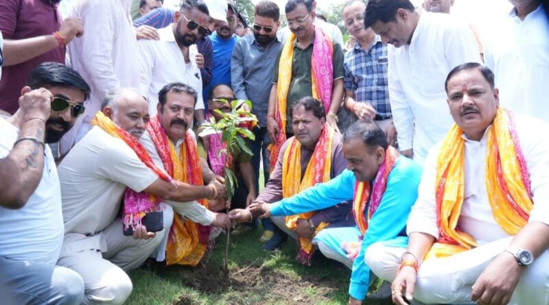 सावन में हरियाली का संदेश, बूथ स्तर तक पहुंचेंगे हजारों पौधे।बूथ स्तर तक पौधे पहुंचाने के लिए वाहन को किया रवाना।भाजपा जिलाध्यक्ष और महापौर ने किया अभियान का शुभारंभ