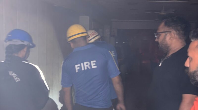 आर्य समाज मंदिर गली स्थित श्रृंगार बुटीक के बेसमेंट में लगी आग, बड़ा हादसा टला