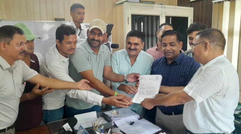 विद्युत कटौती व लो वोल्टेज की समस्या को लेकर कांग्रेस जनों ने किया अधिशासी अभियंता का घेराव, सौंपा ज्ञापन चेतावनी दी गई कि यदि शीघ्र कार्रवाई नहीं की गई तो विद्युत विभाग की तालाबंदी की जाएगी