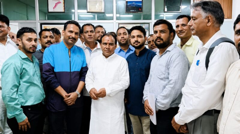 उच्च शिक्षा विभाग के प्रभावित एवं कार्यरत अस्थायी शिक्षकों के प्रतिनिधिमंडल ने विभिन्न मांगों को लेकर उच्च शिक्षा मंत्री रावत से देहरादून में की मुलाकात।