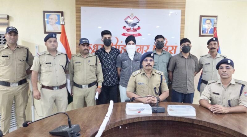 गदरपुर क्षेत्र में पुरानी रंजिश के चलते फायरिंग करने वाले 04 आरोपी गिरफ्तार,दो फरार।*घटना में प्रयुक्त अवैध देशी पिस्टल, तमंचा, जिंदा कारतूस, दो स्कॉर्पियो वाहन एवं अन्य सामान बरामद*