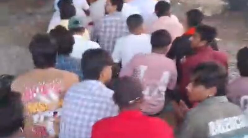 आस्था का केंद्र प्राचीन बरगद पेड़ स्थल पर कब्जे का प्रयास।भड़क उठे हिंदूवादी संगठनो के कार्यकर्ता