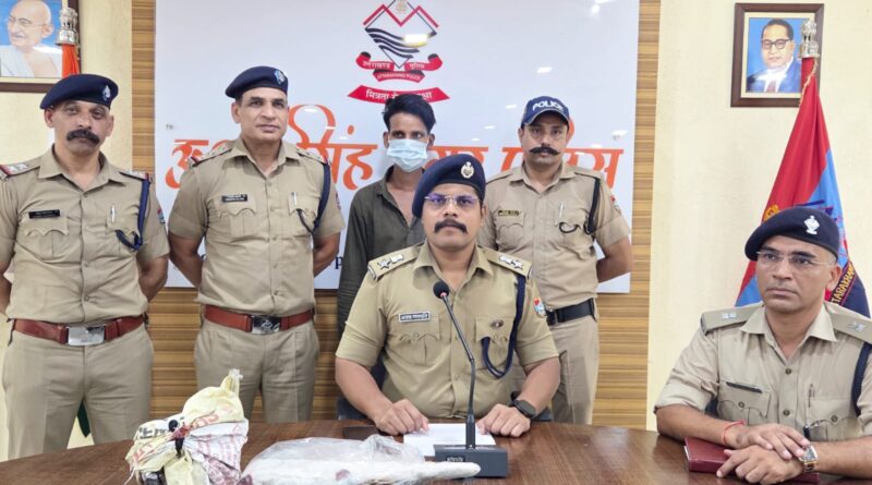 *पैसा चोरी के सक में दोस्त ने कर दिया दोस्त क़त्ल*पहले पिलाई शराब, फिर घोंट दिया गला,ईंट से भी किया बार*रुद्रपुर के ट्रांजिट कैंप में 23 वर्षीय युवक की हत्या का हुआ खुलासा।*
