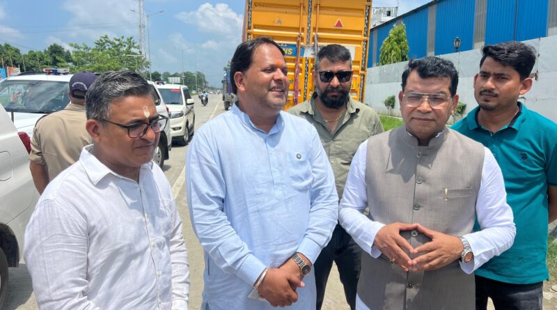 रूद्रपुर में भव्य प्रवेश द्वार बनाने के लिए स्थान चिन्हित।महापौर विकास शर्मा और विधायक शिव अरोरा ने अधिकारियों के साथ किया स्थलीय निरीक्षण।तकनीकी पहलुओं पर मंथन; जल्द शुरू होगा निर्माण कार्य